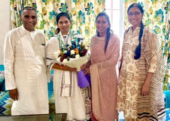 डॉ केतकी ताई पाटील यांनी कुटुंबासमवेत खासदार रक्षा खडसे यांना दिल्यात शुभेच्छा