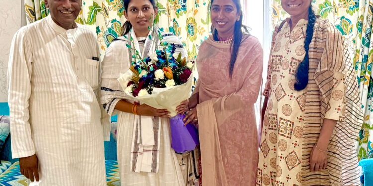 डॉ केतकी ताई पाटील यांनी कुटुंबासमवेत खासदार रक्षा खडसे यांना दिल्यात शुभेच्छा