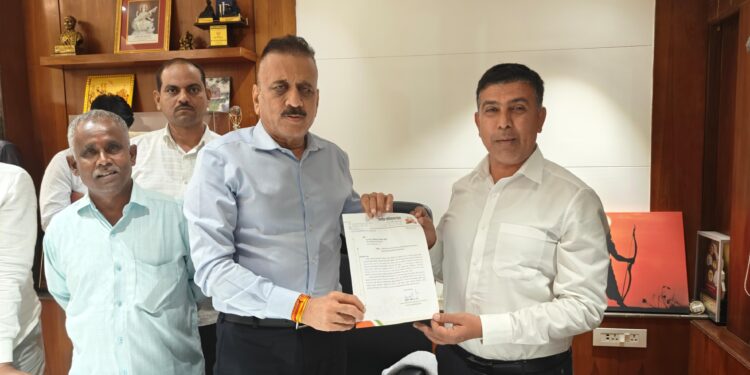 जिल्हा बँकेने शेतकऱ्यांविरोधात घेतलेल्या निर्णयाला अमोल शिंदे यांनी फोडली वाचा