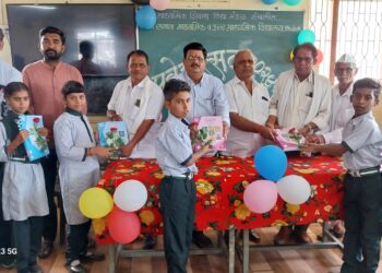 शिरसोली येथील बारी समाज विद्यालयात विद्यार्थ्यांचे ढोलताशांच्या गजरात स्वागत