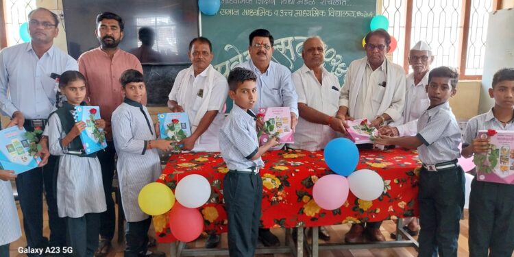 शिरसोली येथील बारी समाज विद्यालयात विद्यार्थ्यांचे ढोलताशांच्या गजरात स्वागत