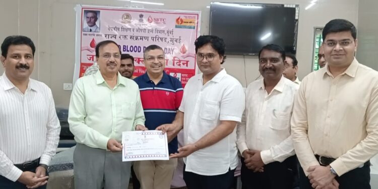 शिरसोली येथील बारी समाज विद्यालयात विद्यार्थ्यांचे ढोलताशांच्या गजरात स्वागत