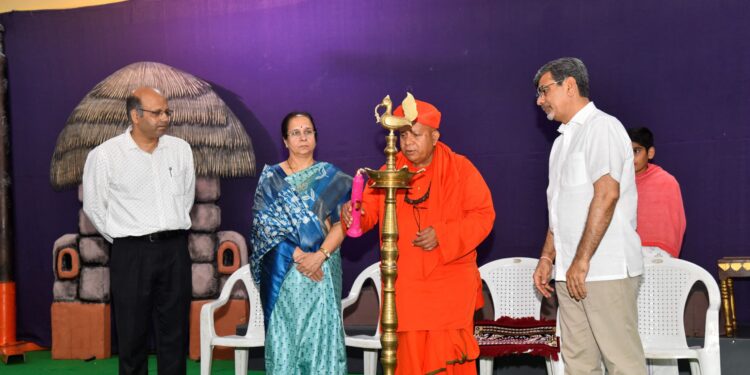 डॉ. शिवमुर्ती शिवाचार्य महास्वामीजींच्या मार्गदर्शनात  अनुभूती स्कूलमध्ये शरण संकुल नृत्य नाटक, मल्लखांब आणि मल्लिहाग्गाची प्रस्तुती