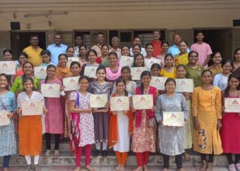 शौर्यजागृती शिबिराच्या सांगताप्रसंगी युवतींना प्रशस्तिपत्रक देऊन सन्मान