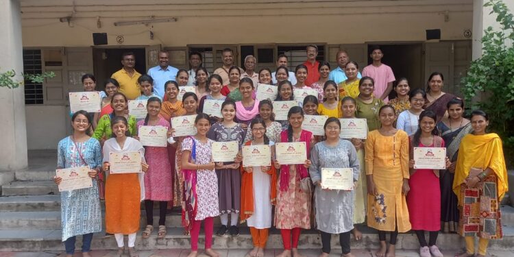 शौर्यजागृती शिबिराच्या सांगताप्रसंगी युवतींना प्रशस्तिपत्रक देऊन सन्मान