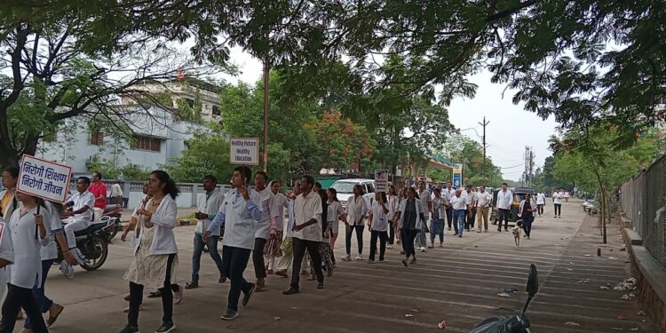 ‘नीट’पेपर फुटीच्या निषेधार्थ रॅलीत शासकीय वैद्यकीय महाविद्यालयाच्या विद्यार्थ्यांचा सहभाग