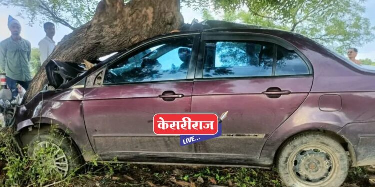 चालकाचे नियंत्रण सुटल्याने कार झाडावर आदळली, चौघे जखमी