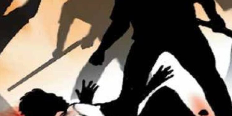 वांग्याचे झाड तोडल्याच्या रागातून शेतकर्‍याला दोराने बांधून केली मारहाण