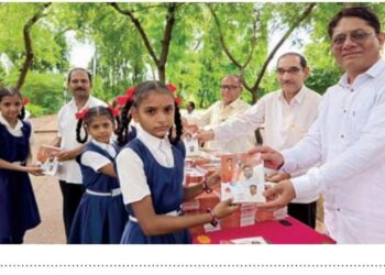 गुलाबराव पाटील चॅरिटेबल ट्रस्टतर्फे साळवे विद्यालयात विद्यार्थ्यांना वह्या वाटप