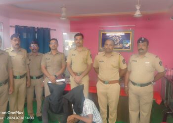 रस्तालूटप्रकरणी दुचाकीस्वाराला लुटणाऱ्या तिघांना अटक