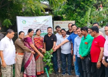 जैन इरिगेशनच्या सहकार्यातून १००० झाडांची लागवड