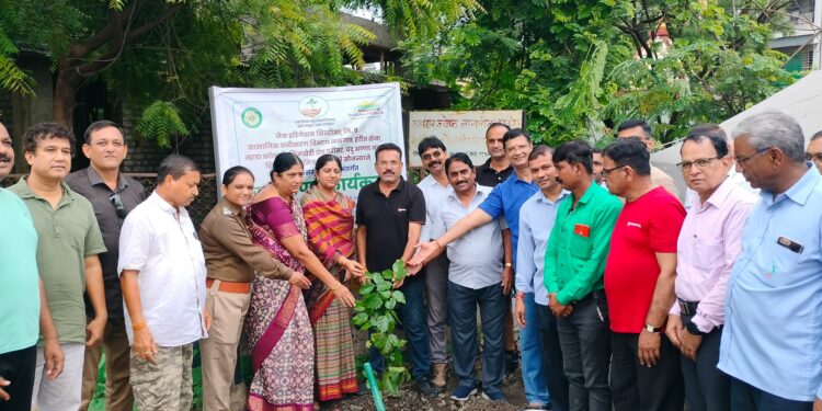 जैन इरिगेशनच्या सहकार्यातून १००० झाडांची लागवड