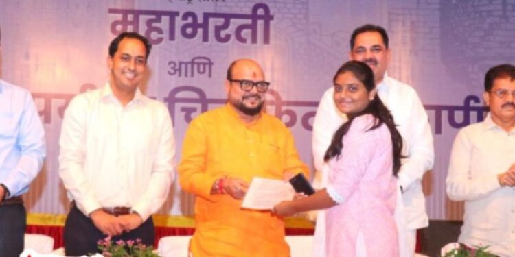 शासकीय नोकरीत गोरगरिबांची सेवा करून विश्वास संपादित करा : पालकमंत्री