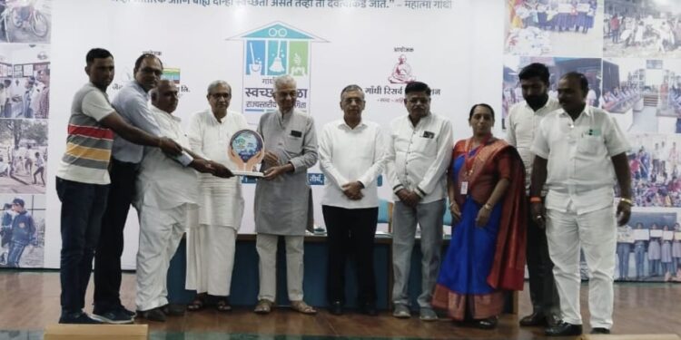 शिरसोली -बारी समाज माध्यमिक व उच्च माध्यमिक विद्यालयाला राज्यस्तरीय स्वच्छ पुरस्कार