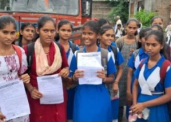 गावाची बस बंद झाल्याने शालेय विद्यार्थ्यांनी रोखली बस