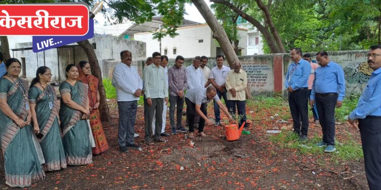 पाचोऱ्याच्या गो.से. हायस्कूल येथे वृक्षारोपणसह गणवेश वाटपाचा कार्यक्रम उत्साहात