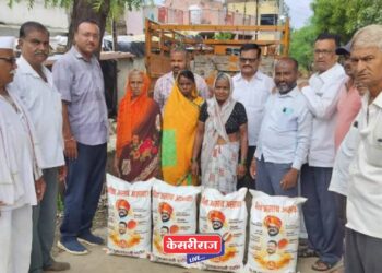 ममुराबादच्या पुरग्रस्त कुटुबांना पालकमंत्र्यांतर्फे एक महिन्याचा किराणा