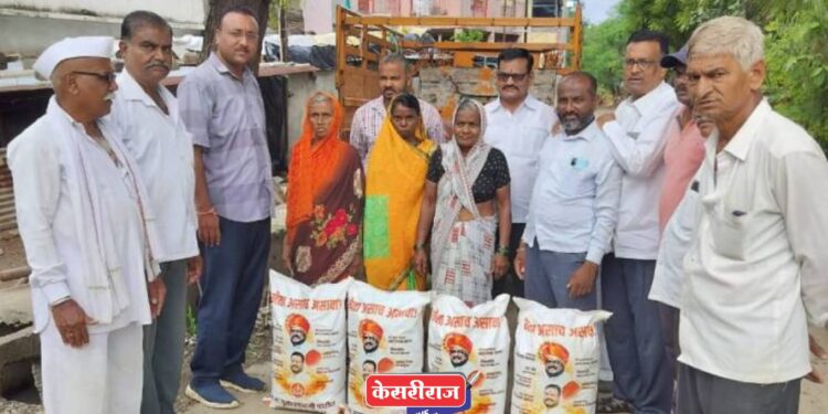 ममुराबादच्या पुरग्रस्त कुटुबांना पालकमंत्र्यांतर्फे एक महिन्याचा किराणा