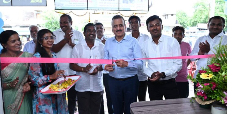 विठूमाऊली ठिबक सिंचन शाखेचे मंत्री गिरीश महाजन यांच्या हस्ते उदघाटन