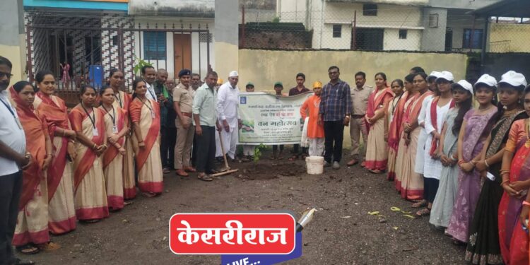 शिरसोली-बारी समाज माध्यमिक विद्यालयात आषाढी एकादशीनिमित्त वृक्ष दिंडी