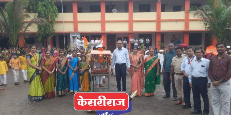 शिरसोली-बारी समाज माध्यमिक विद्यालयात आषाढी एकादशीनिमित्त वृक्ष दिंडी