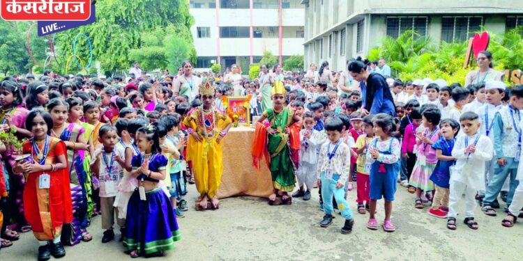 डॉ.उल्हास पाटील इंग्लिश मिडीयम स्कूल चिमुकल्यांची आषाढी ची वारी उत्साहात साजरी