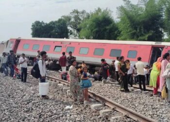 डिब्रूगढ़ एक्सप्रेस रुळावरून घसरली ; चार जणांचा मृत्यू , २७ जखमी
