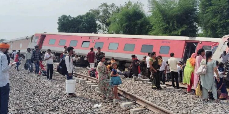 डिब्रूगढ़ एक्सप्रेस रुळावरून घसरली ; चार जणांचा मृत्यू , २७ जखमी