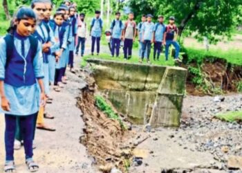 जोरदार पावसाने रस्ता वाहून गेल्याने विद्यार्थ्यांसह ग्रामस्थांचे मोठे हाल