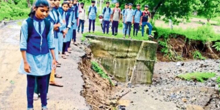 जोरदार पावसाने रस्ता वाहून गेल्याने विद्यार्थ्यांसह ग्रामस्थांचे मोठे हाल