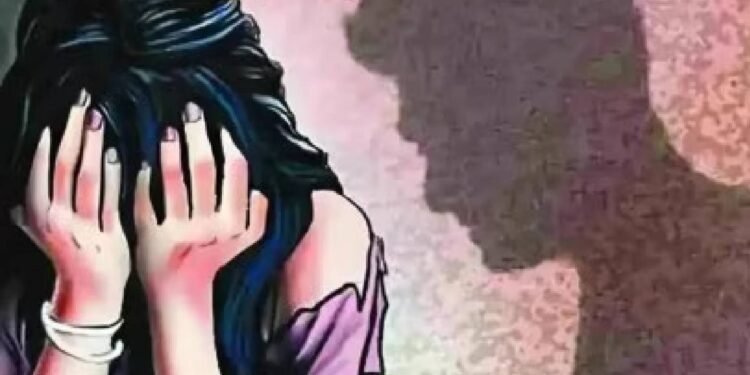 जीवे मारण्याची धमकी देत महिलेवर शेतात अत्याचार