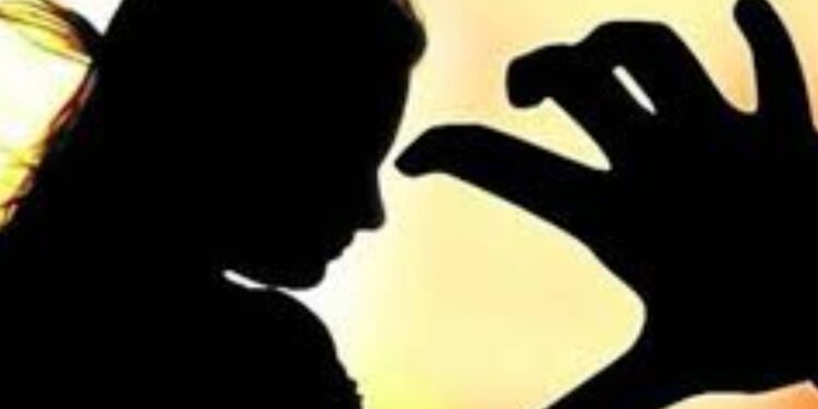 सोशलमिडीयावर ओळखी झाल्याचा फायदा घेत तरुणीवर अत्याचार