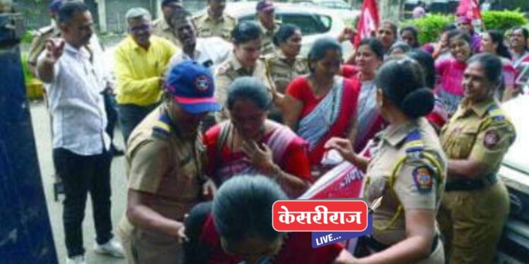 आयटकतर्फे गटप्रवर्तकांचे जिल्हाधिकारी कार्यालयाजवळ जेलभरो आंदोलन