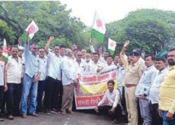 पीक विम्यासह विविध मागण्यांसाठी शेतकऱ्यांचा रास्ता रोको