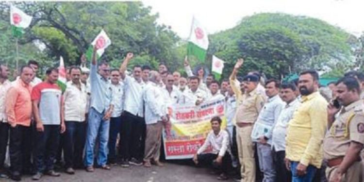 पीक विम्यासह विविध मागण्यांसाठी शेतकऱ्यांचा रास्ता रोको