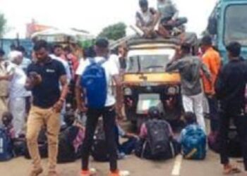 बसेस नियमित नसल्यामुळे संतप्त ग्रामस्थांचा ‘रास्ता रोको’