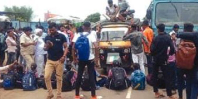 बसेस नियमित नसल्यामुळे संतप्त ग्रामस्थांचा ‘रास्ता रोको’