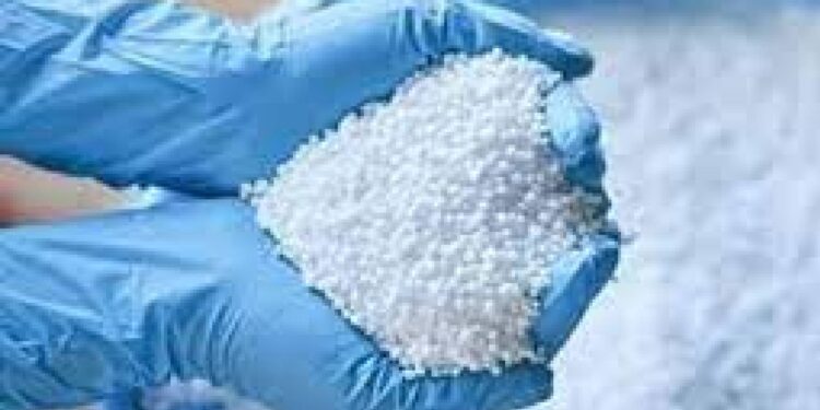 मुदत संपलेल्या ४० बॅग खतांची विक्री, नमुने प्रयोग शाळेत पाठवले