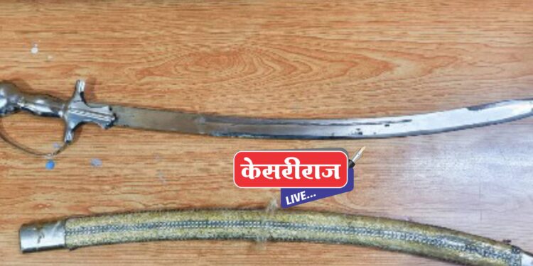 तलवार घेऊन दहशत : तरुणाला अटक