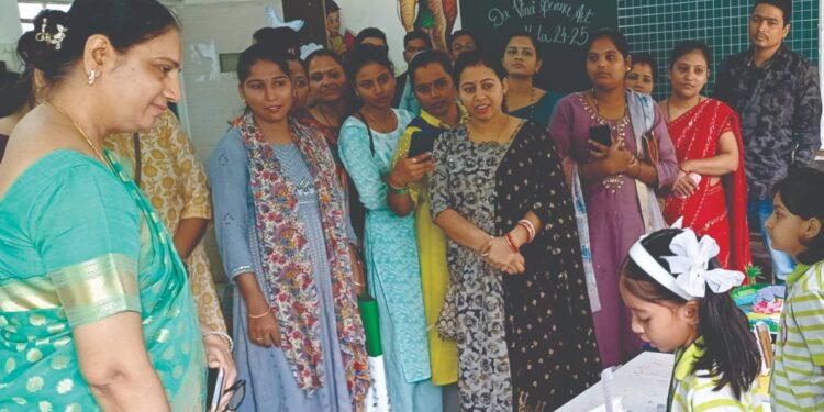 सौर उर्जा, स्वयंचलित रोबोट साकारत विज्ञान आर्ट मेला उत्साहात संपन्न