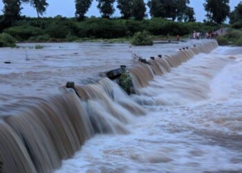 रावेर तालुक्यात सुकी नदीला पूर, पाणी प्रश्न सुटण्याची शक्यता
