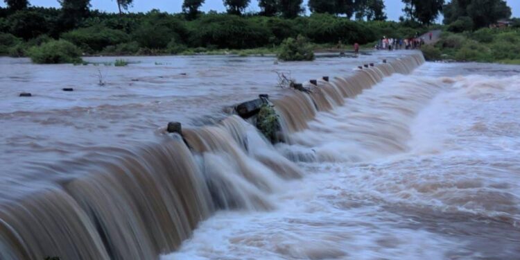 रावेर तालुक्यात सुकी नदीला पूर, पाणी प्रश्न सुटण्याची शक्यता