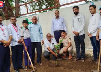 बारी समाज माध्यमिक उच्च माध्यमिक विद्यालयात वृक्षारोपण