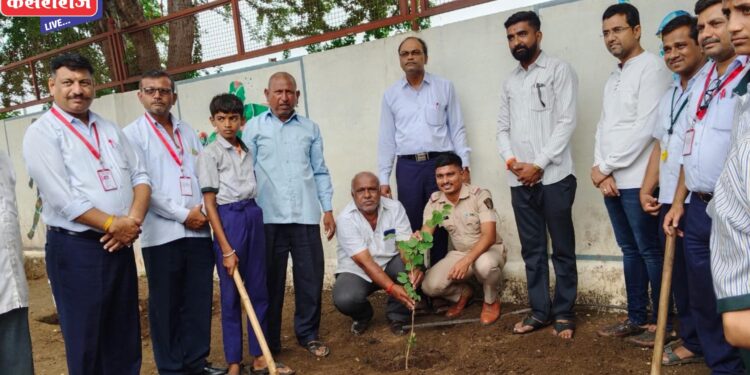 बारी समाज माध्यमिक उच्च माध्यमिक विद्यालयात वृक्षारोपण