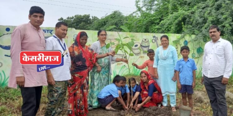 जि.प. मराठी शाळेत वृक्षारोपणसह संवर्धन कार्यक्रम उत्साहात