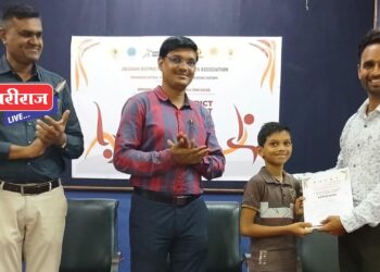 योगासना स्पर्धेत अनुभूती स्कूलच्या विवेक सूर्यवंशी याला सिल्वर मॅडेल