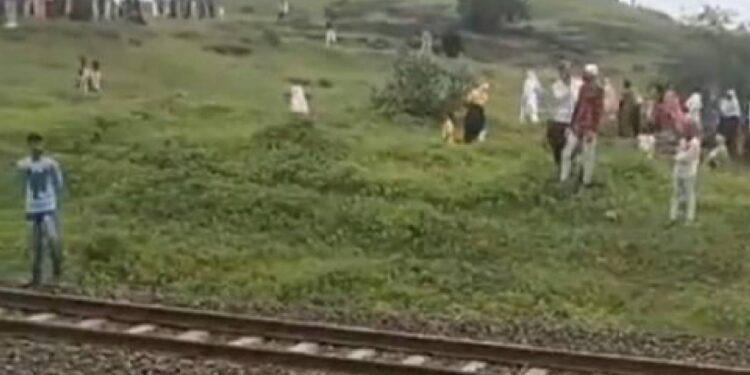 ट्रेनची साखळी ओढून भुसावळ-नंदुरबार पॅसेंजरवर दगडफेक