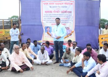 रखडलेल्या पुलासाठी पहूरचे पत्रकार उतरले रस्त्यावर !