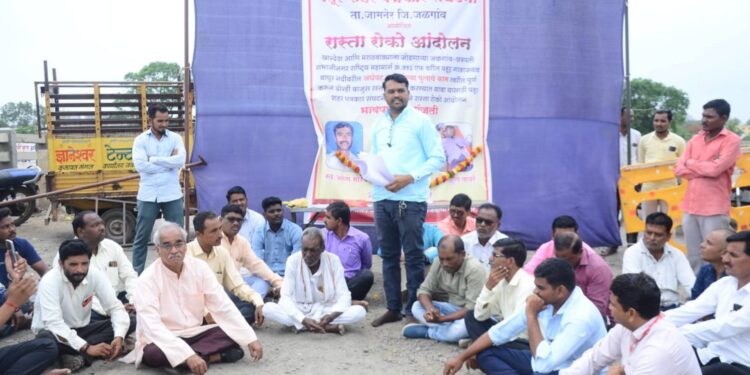 रखडलेल्या पुलासाठी पहूरचे पत्रकार उतरले रस्त्यावर !