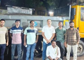 अवैध वाळू वाहतूक करणारे डंपर महसूल विभागाकडून जप्त